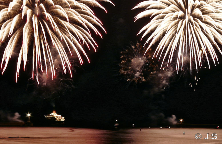 QE2 fireworks